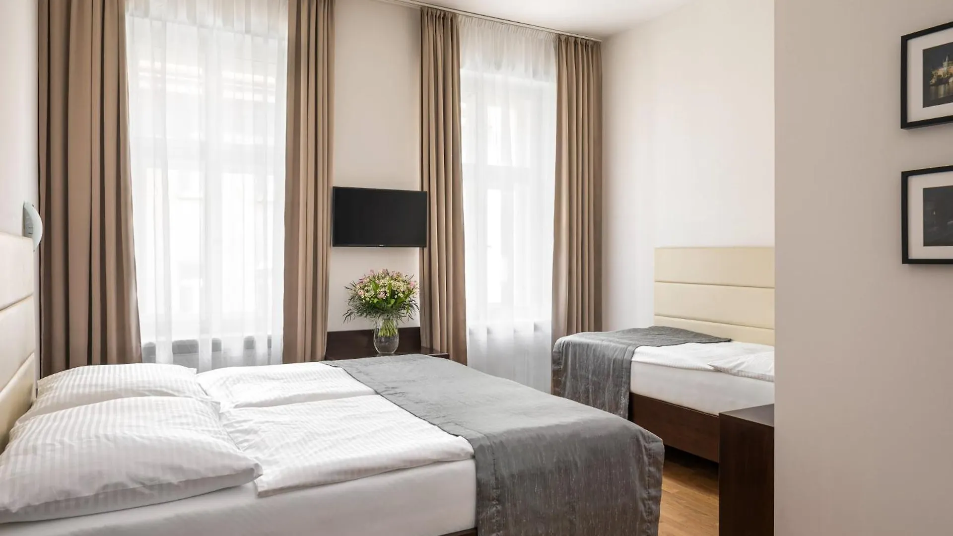 Hotel Unique Prague 4*,